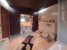 (17) Hier ein Einblick in das Badezimmer im ersten Obergeschoss iTH:  *Platz f�r Ihr Familiengl�ck* - Einfamilienhaus mit  131 m� Fl�che und Garten