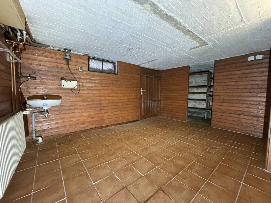 (22) Weiterhin befindet sich hier ausreichend Lagerfl�che inkl. einer Ausgangst�r in den Garten Einfamilienhaus Bottrop / Batenbrock