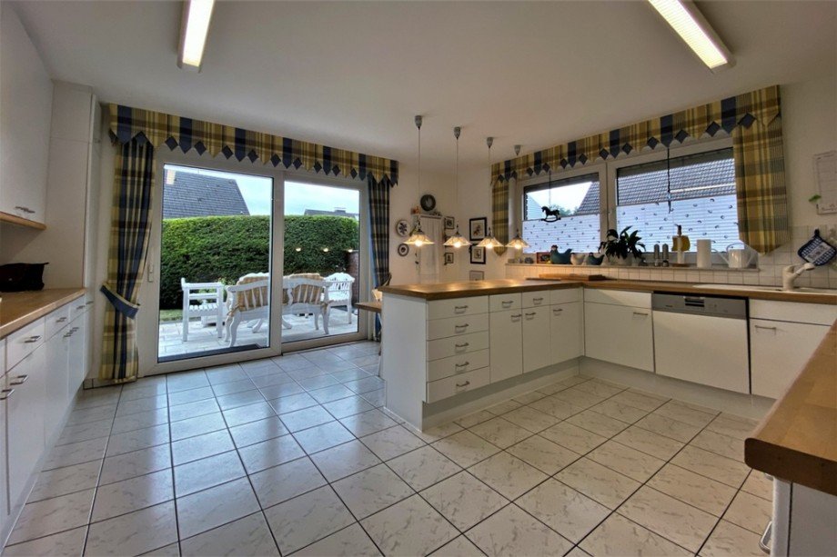 (8) Eine erste Impression aus der ger�umigen K�che im Erdgeschoss Zweifamilienhaus Bottrop / Eigen