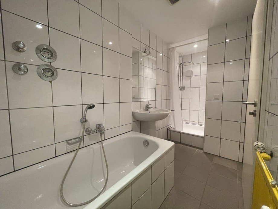 (37) Hier noch ein Einblick in das Badezimmer dieser Wohneinheit Mehrfamilienhaus Gladbeck / Zweckel