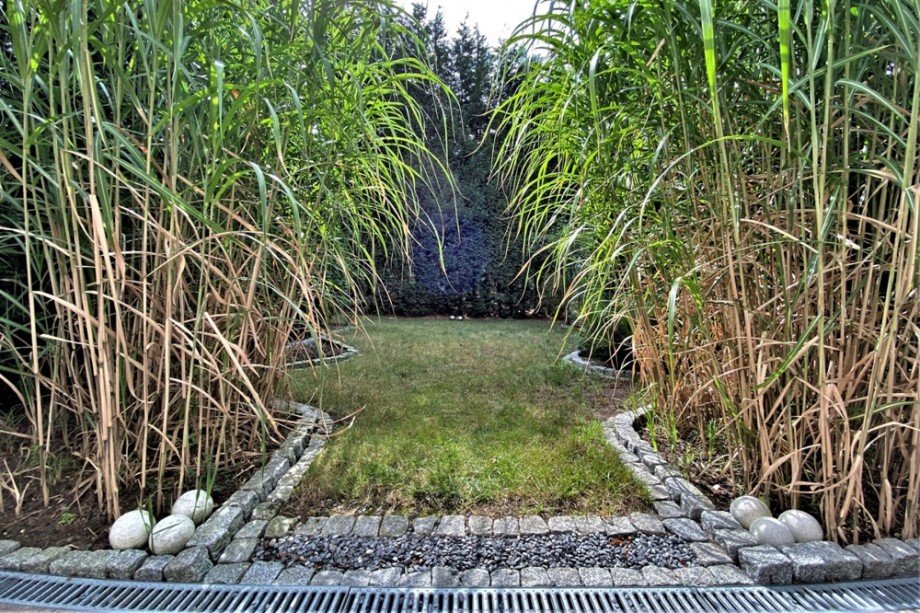 (13) Der Blick in den r�ckw�rtigen Garten mit Garagenzugang Reihenmittelhaus Gladbeck / Gladbeck-Brauck