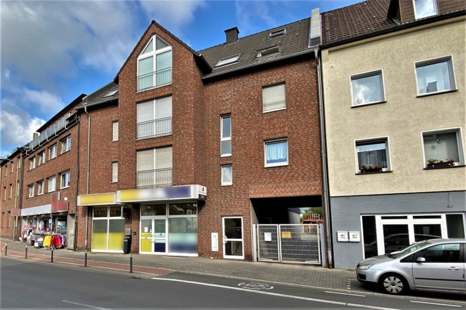 (2) Die Geb�udefront mit Blick auf die Garagenhofzufahrt Etagenwohnung Bottrop / Boy