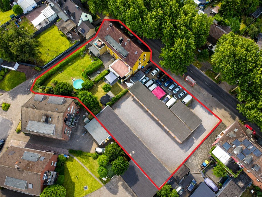 (4) Ein Blick auf die Liegenschaft und den angrenzenden Garagenhof aus der Vogelperspektive Mehrfamilienhaus Bottrop / Eigen