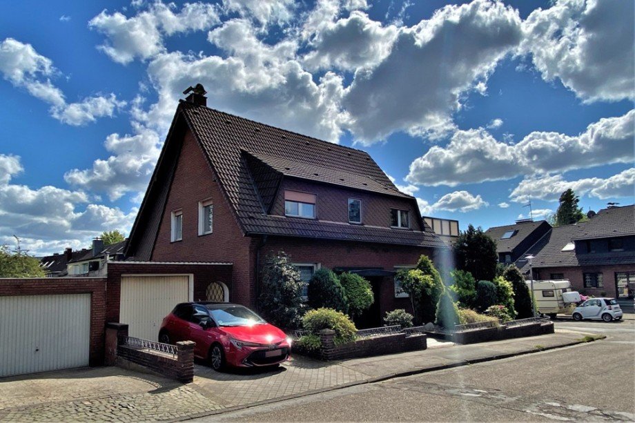 (2) Ein Blick auf die n�rdliche Giebelseite und die Garage Zweifamilienhaus Bottrop / Lehmkuhle