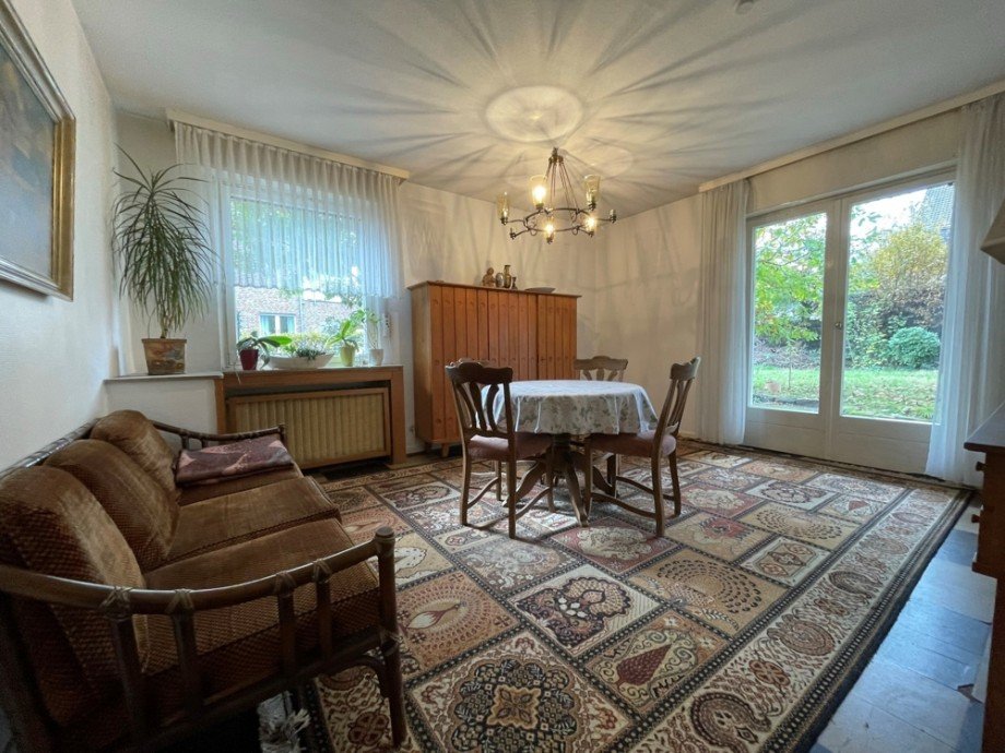 (10) Daran anschlie�end betreten wir auf der Geb�uder�ckseite das Wohnzimmer Einfamilienhaus Bottrop / Stadtmitte