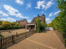 (49) Entlang der �stlichen Giebelseite des Vorderhauses f�hrt eine Einfahrt zu den Lagerfl�chen des Hinterhauses iTH: Mehr als ein Zuhause - Immobilienensemble in Bottrop f�r Familie, Ideen & neue Lebenskonzepte!
