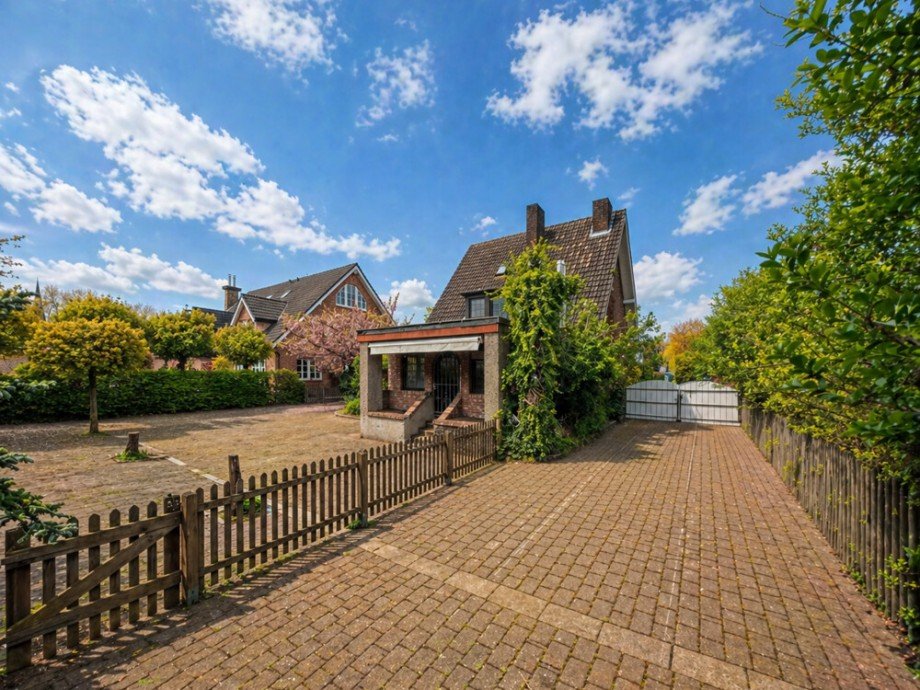 (49) Entlang der �stlichen Giebelseite des Vorderhauses f�hrt eine Einfahrt zu den Lagerfl�chen des Hinterhauses Einfamilienhaus Bottrop / Stadmitte