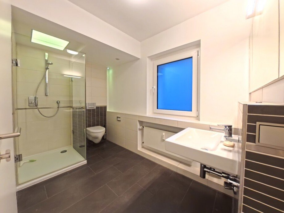 (19) Ein modernes Tageslichtbadezimmer sorgt f�r weiteren Komfort Etagenwohnung Bottrop