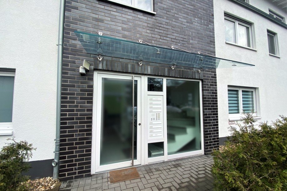 (2) Der gemeinschaftliche Eingangsbereich im Erdgeschoss Dachgeschosswohnung Essen / Heidhausen