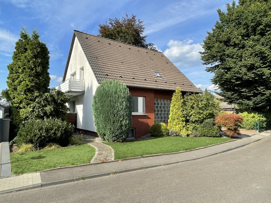 (2) Eine Geb�udeansicht von der Stra�enseite Einfamilienhaus Bottrop / Batenbrock