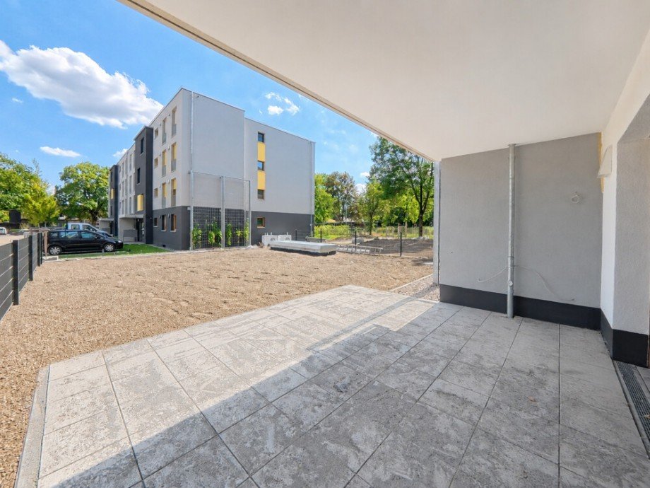 (16) Eine weitere Impression der traumhaften Terrassenfl�che mit Blick in den zuk�nftigen Garten Erdgeschosswohnung Oberhausen / Klosterhardt-Nord