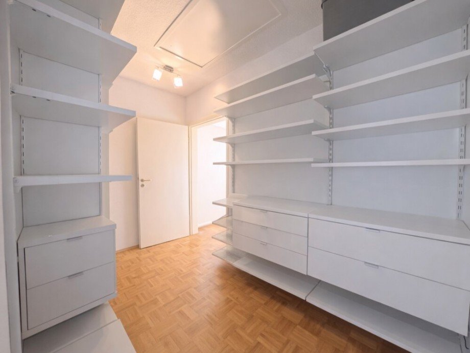 (18) Angrenzend an das Schlafzimmer befindet sich eine praktische Ankleide Dachgeschosswohnung Bottrop / Stadtmitte