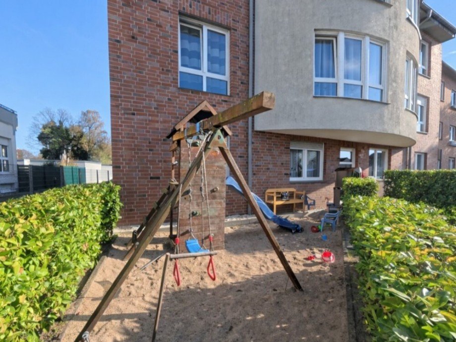 (2) Unmittelbar neben dem Hauseingang befindet sich ein gemeinschaftlich genutzter Spielbereich Dachgeschosswohnung Bottrop / Stadtmitte