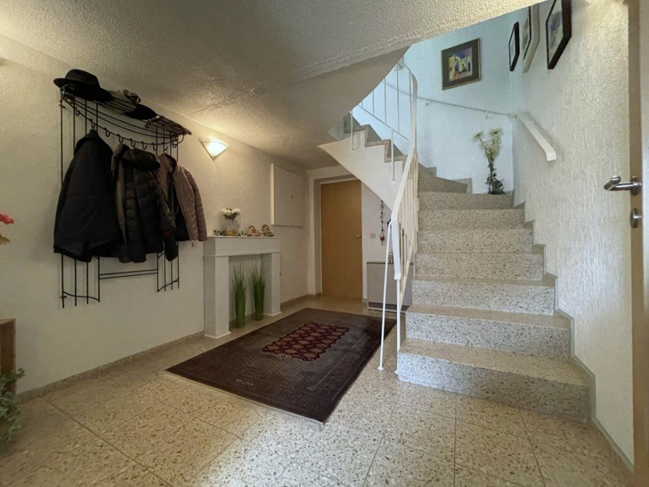 (5) Hier ein Blick in den Flurbereich im Erdgeschoss Reihenhaus Bottrop / Lehmkuhle