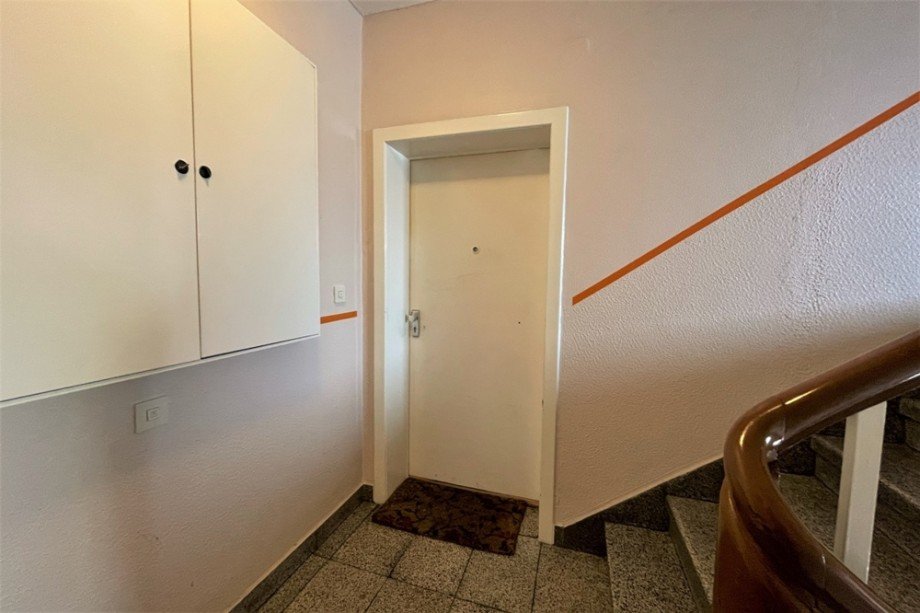 (6) Ein Blick auf den Wohnungseingang im 2. Obergeschoss (rechts) Etagenwohnung Bottrop / Stadtmitte