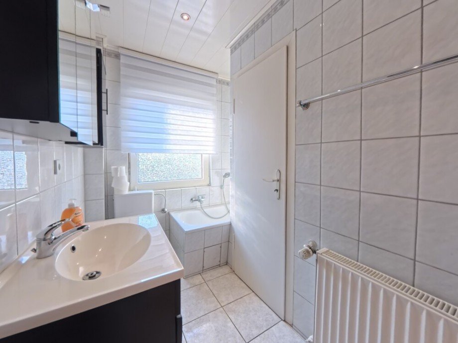 (19) Ein erster Eindruck aus dem Badezimmer im Obergeschoss Reihenmittelhaus Bottrop / Batenbrock