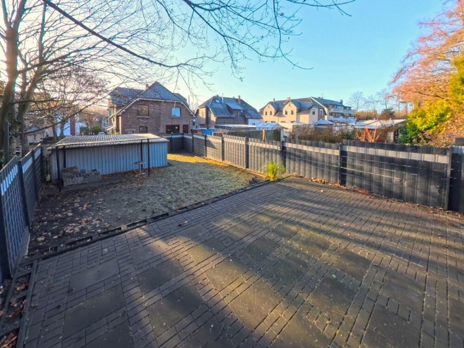 (6) Die Garten- und Terrassenfl�chen aus einem anderen Blickwinkel Zweifamilienhaus Bottrop / Stadtmitte
