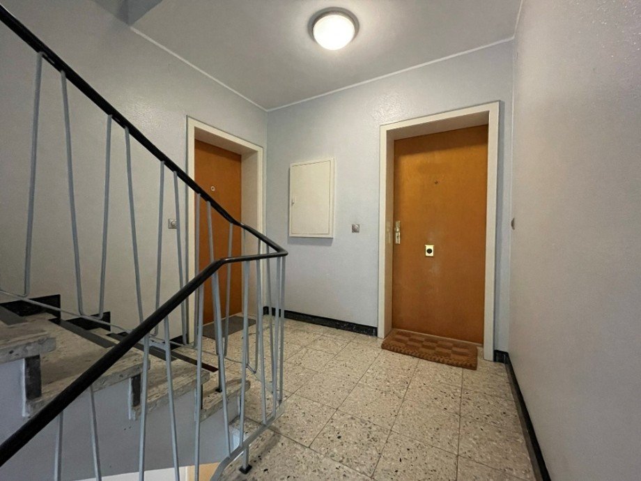 (4) Der Wohnungseingang befindet sich im 2. Obergeschoss auf der rechten Geb�udeseite Etagenwohnung Bottrop / Batenbrock