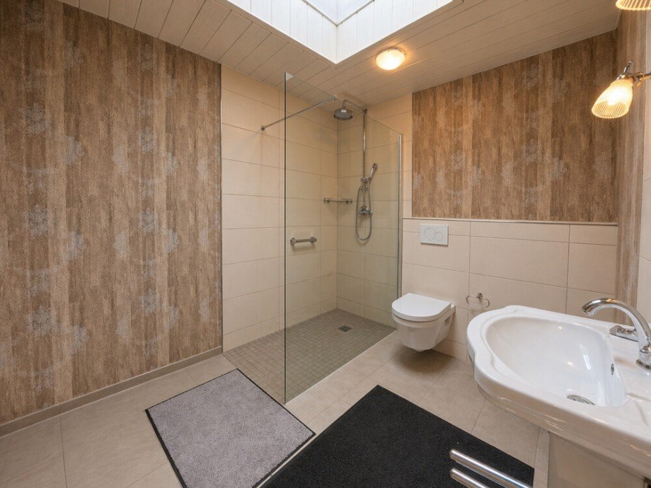 (17) Hier ein Einblick in das Badezimmer im Erdgeschoss Bungalow Bottrop / Vonderort