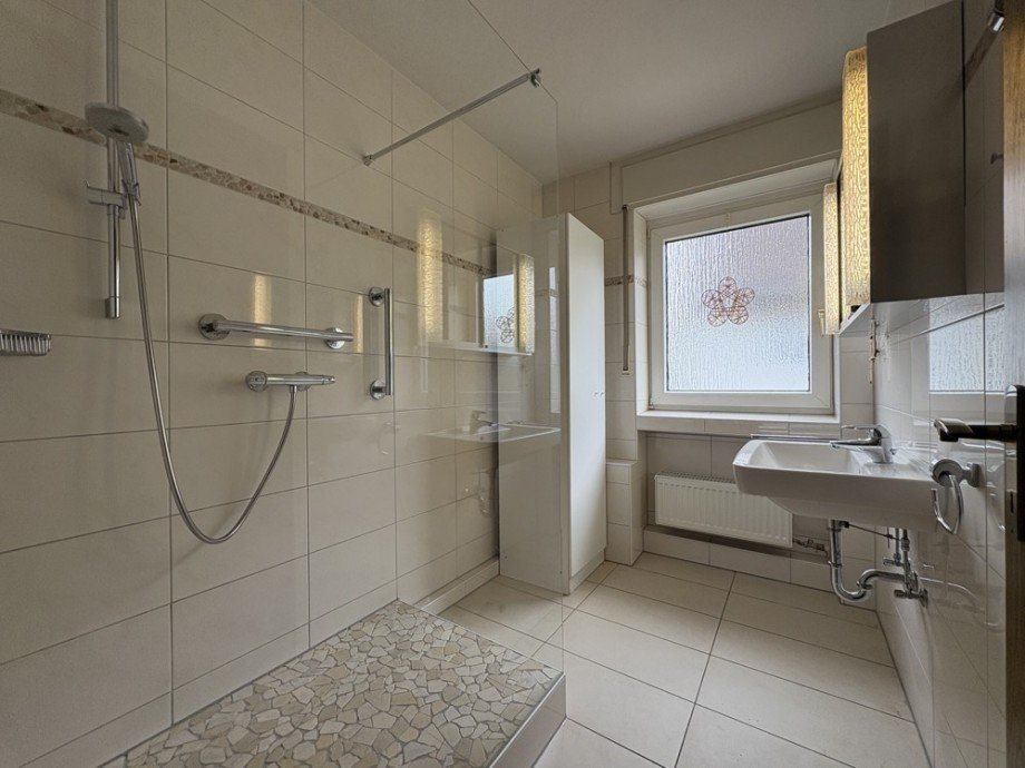 (20) Neben der K�che befindet sich das Duschbadezimmer dieser Wohneinheit Zweifamilienhaus Bottrop / Stadtmitte