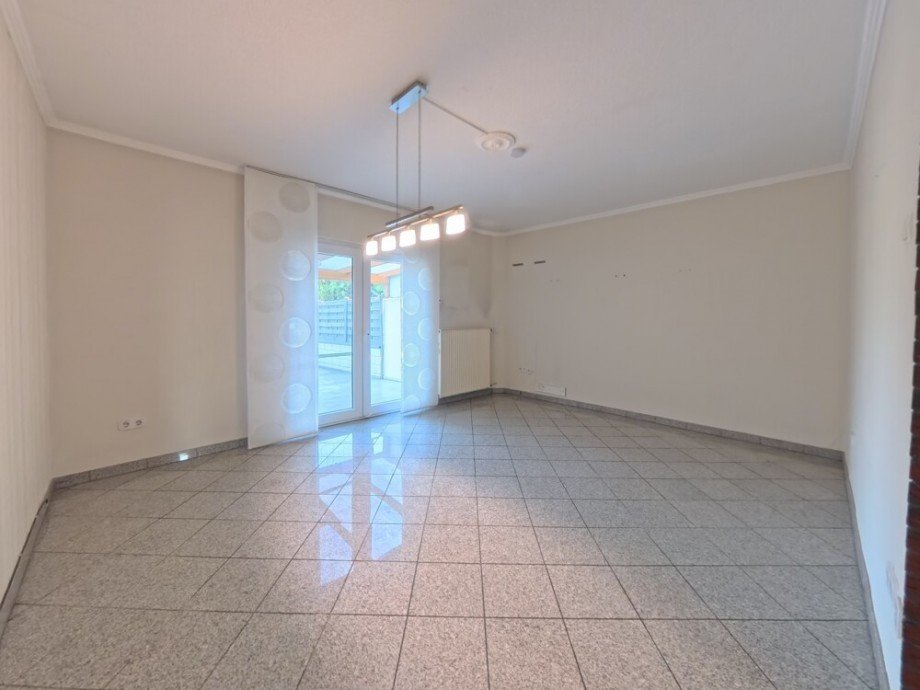 (8) Auf der Geb�uder�ckseite befindet sich das Wohn- und Esszimmer Reihenmittelhaus Bottrop / Batenbrock