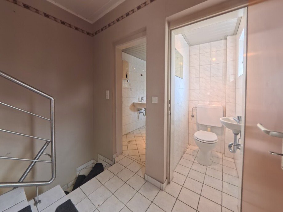 (9) Der Kellerabgang und Zugang zum G�ste WC und Badezimmer im Anbaubereich Reihenendhaus Bottrop / Stadtmitte