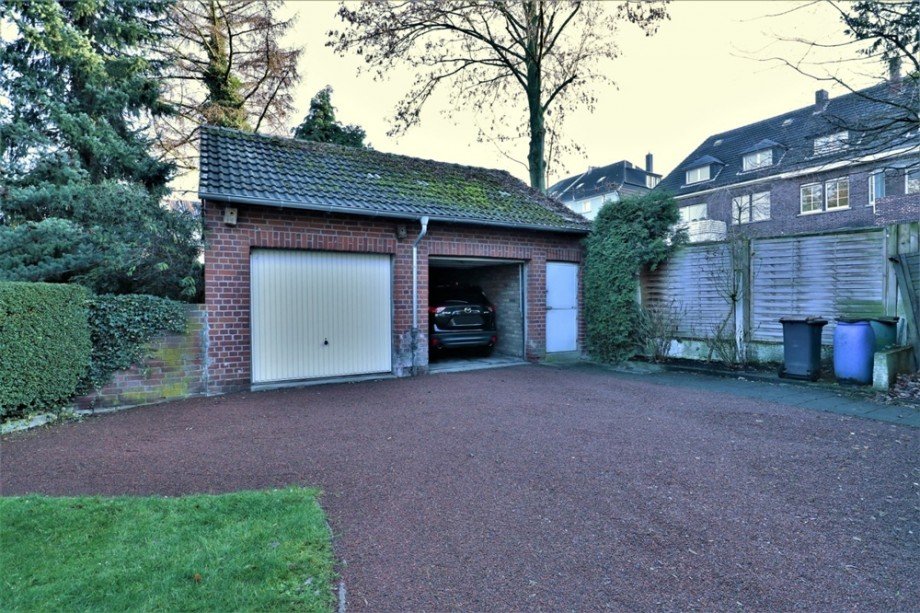 Die beiden PKW Garagen auf der Grundst�cksgrenze Mehrfamilienhaus Bottrop / Stadtmitte
