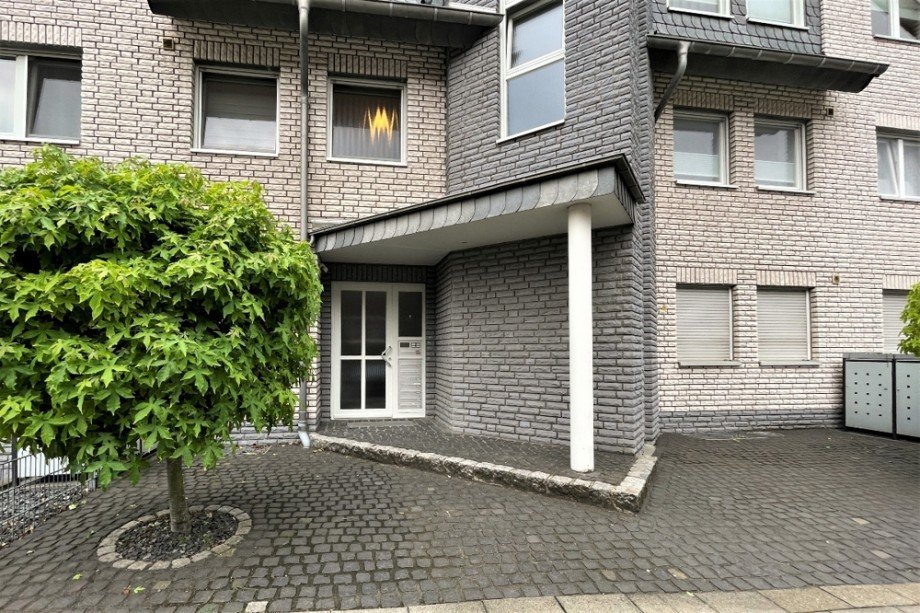 (2) Der gemeinschaftliche Eingangsbereich der Immobilie Mehrfamilienhaus Oberhausen / Klosterhadt-S�d