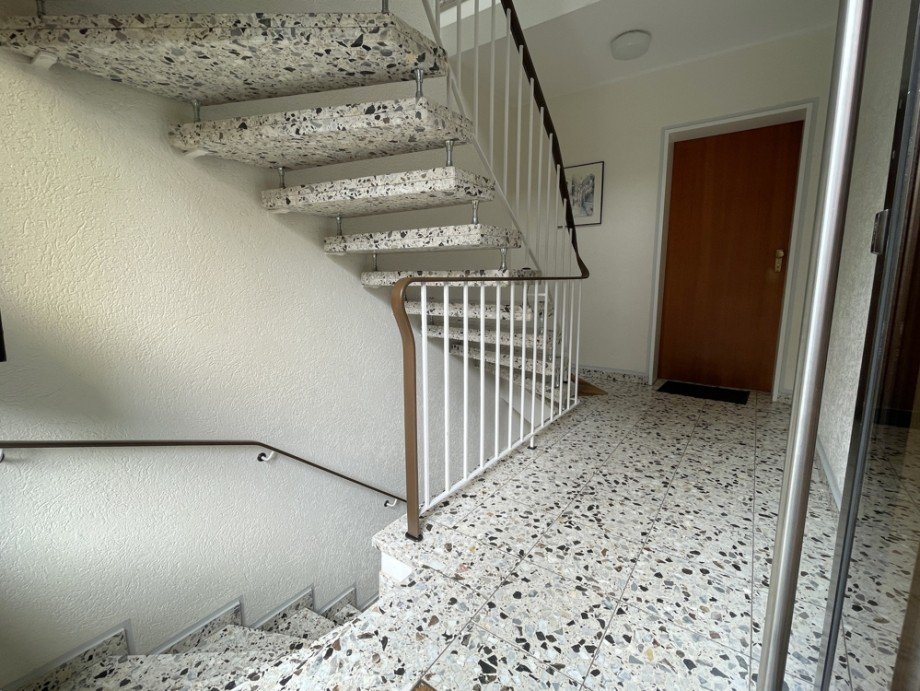 (4) Der gemeinschaftliche Hauseingangsbereich im Erdgeschoss Souterrainwohnung Bottrop / Fuhlenbrock