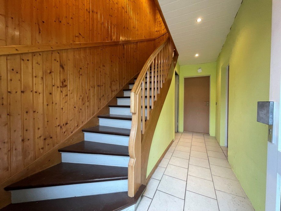 (3) Hier ein Blick in den Hausflur mit Aufgang in das Obergeschoss Reihenmittelhaus Oberhausen / Holten