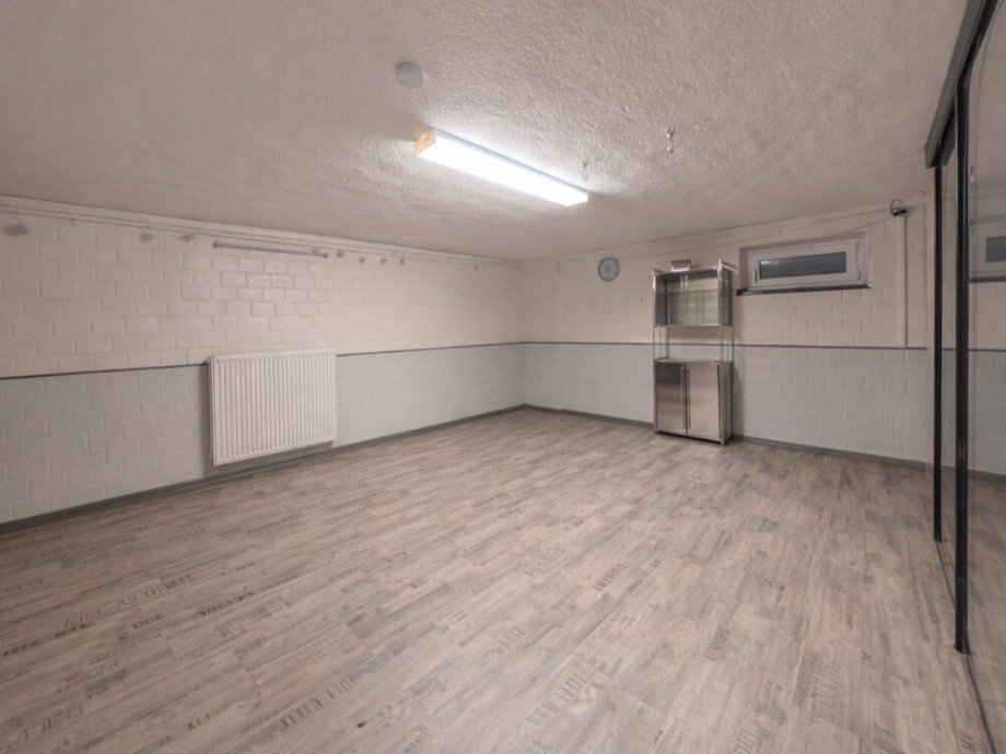 (30) Der Blick in einen beheizten Hobbyraum im Kellergeschoss Reihenmittelhaus Bottrop / Welheim