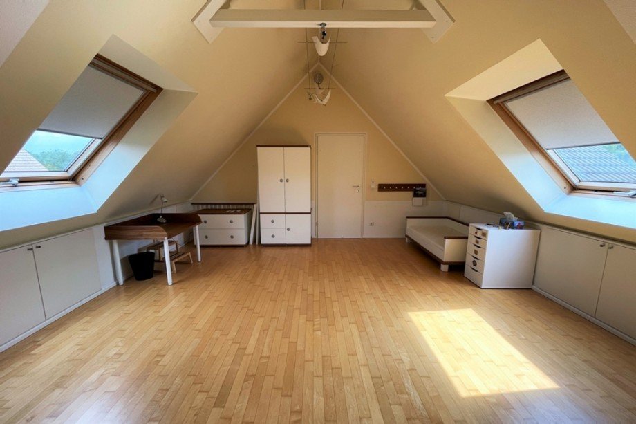 (32) Ein klimatisiertes Kinderzimmer befindet sich ebenfalls im Spitzboden Mehrfamilienhaus Oberhausen / Klosterhadt-S�d