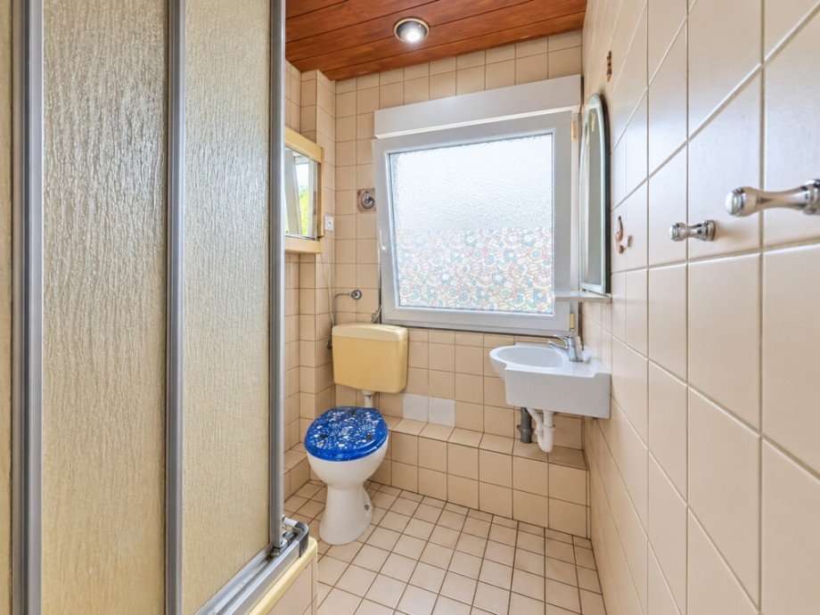 (16) Blick in das Duschbadezimmer im Obergeschoss Reihenmittelhaus Bottrop / Welheim