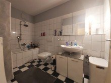 (8) Ein Eindruck aus dem innenliegenden Wannenbadezimmer *VERKAUFT*