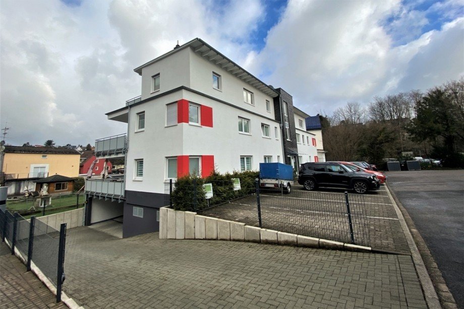 (21) Eine Perspektive auf die Immobilie mit Blick zur Tiefgarageneinfahrt Dachgeschosswohnung Essen / Heidhausen