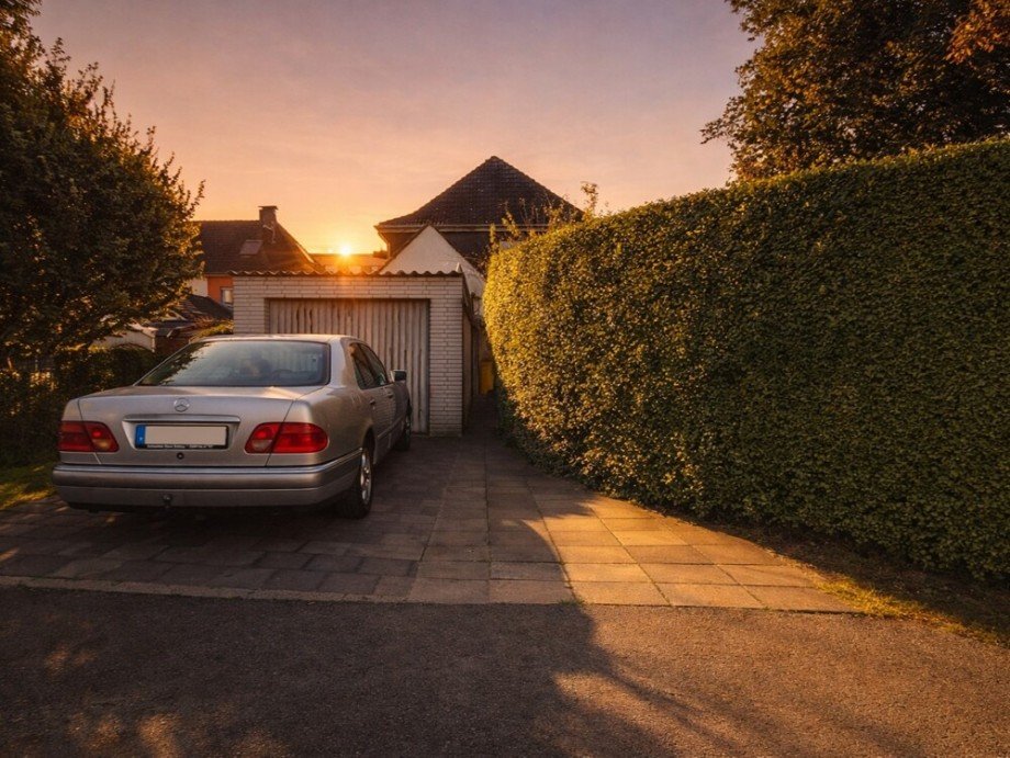 (26) An der nord�stlichen Grundst�cksgrenze befindet sich die PKW Garage auf dem Grundst�ck Doppelhaush�lfte Bottrop / Stadtmitte
