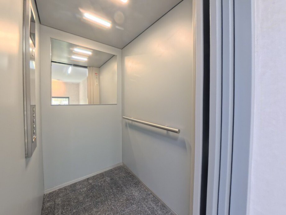 (17) Ein komfortabler Aufzug f�hrt vom KG bis hinauf ins 3.OG Erdgeschosswohnung Oberhausen / Klosterhardt-Nord