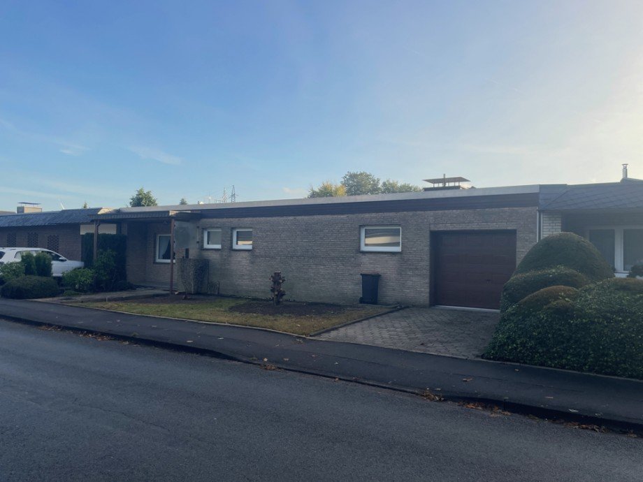 (29) Rechts befindet sich die PKW Garage in �berl�nge mit vorgelagertem Stellplatz Bungalow Bottrop / Kirchhellen