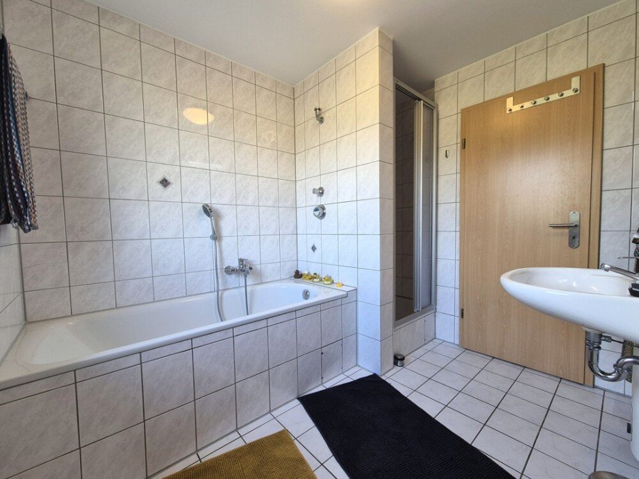 (21) Unmittelbar angrenzend befindet sich das Hauptbadezimmer Maisonettewohnung Bottrop / Vonderort