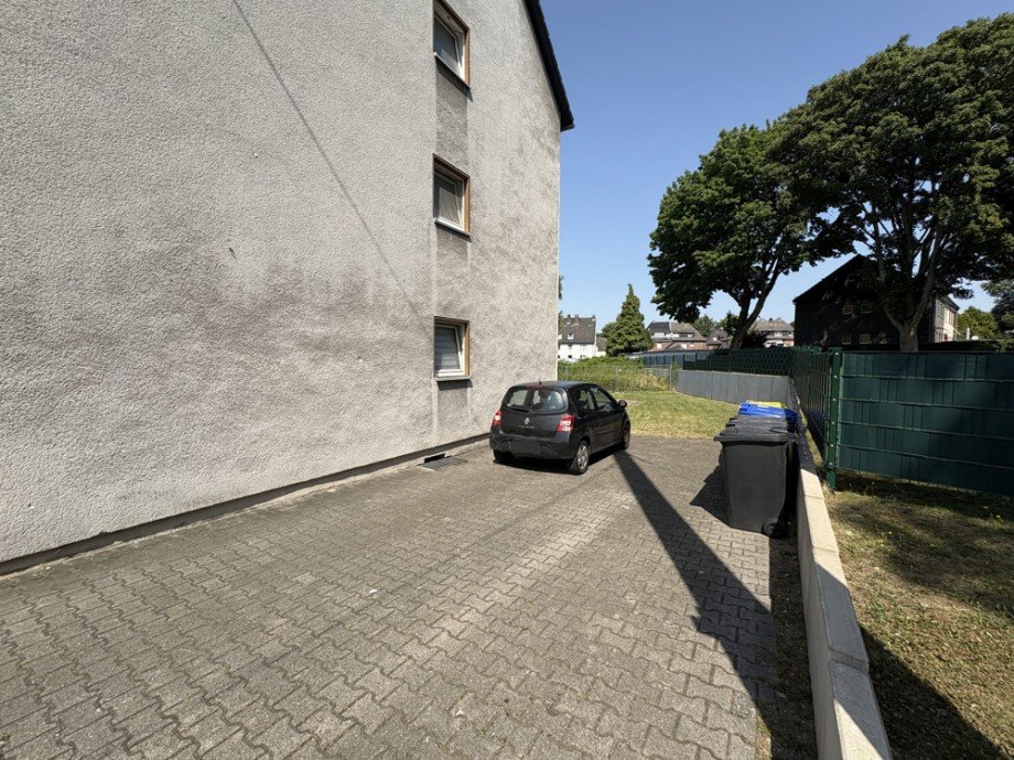 (3) Entlang einer PKW Stellplatzfl�che (rechts) gelangen wir auf das r�ckseitige Gemeinschaftsgrundst�ck Mehrfamilienhaus Bottrop / Batenbrock