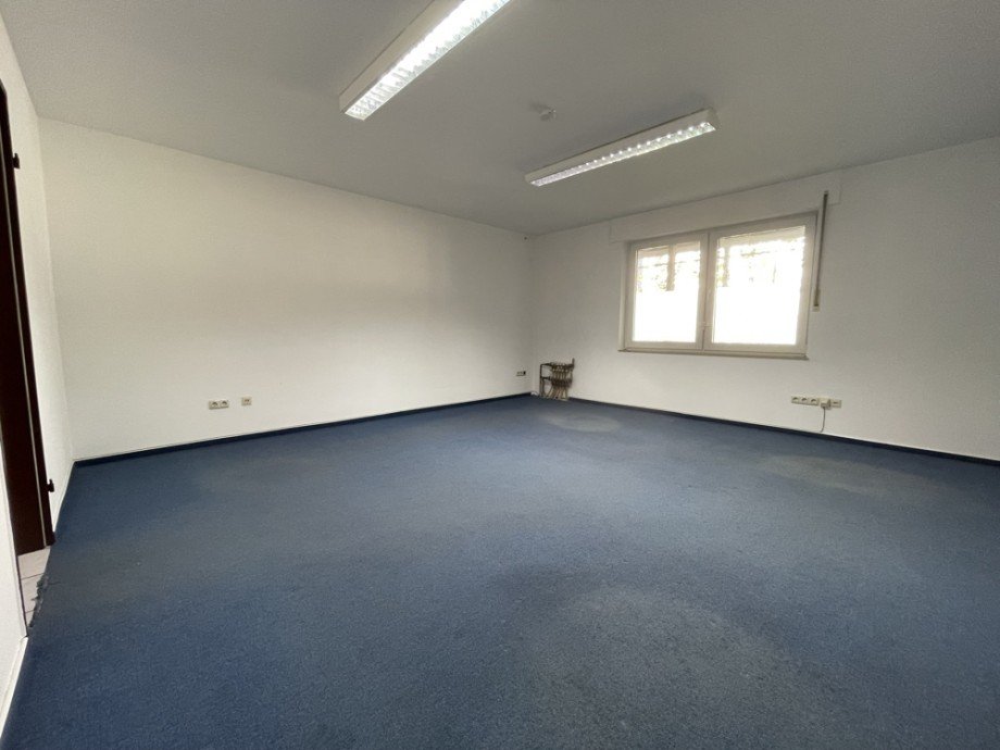 (27) Auf der Geb�uder�ckseite befindet sich ein weiteres gro�z�giges B�ro Halle / Lager / Produktion Bottrop