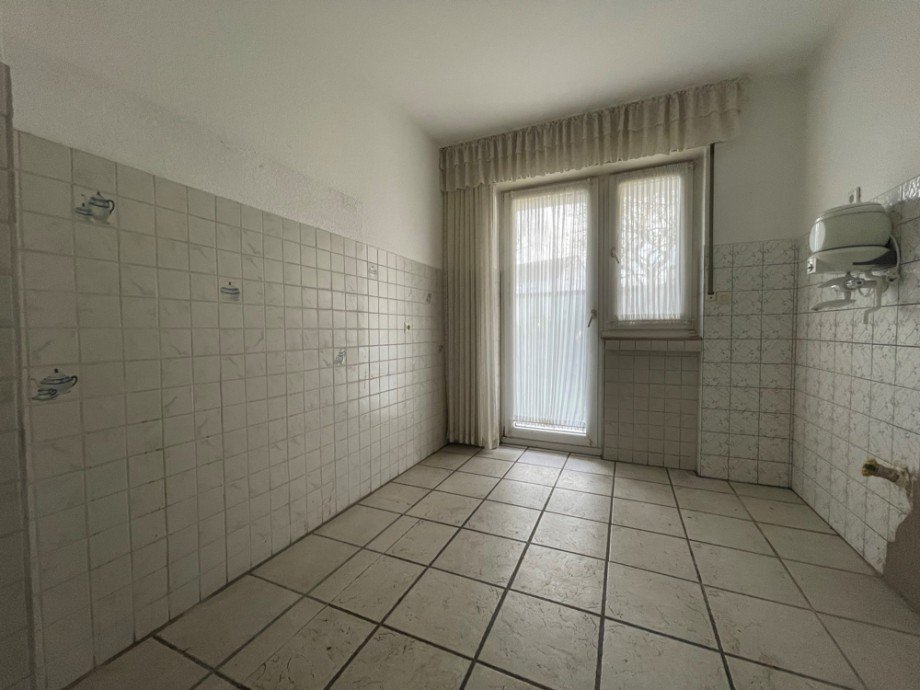 (15) Die K�che befindet sich auf der Geb�uder�ckseite und bietet einen Gartenzugang Mehrfamilienhaus Bottrop / Fuhlenbrock