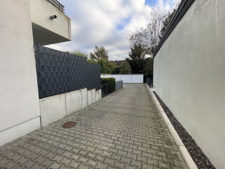 (35) Abschlie�ende Eindr�cke folgen vom r�ckseitigen Garagenhof Erdgeschosswohnung Bottrop