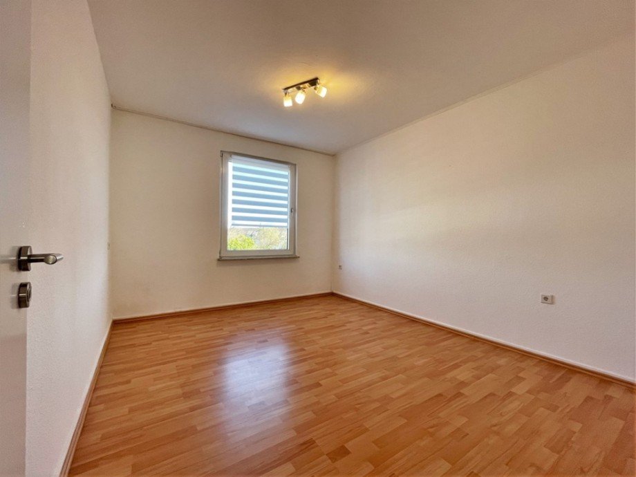 (12) Erneut auf der Geb�uder�ckseit gelegen befindet sich das Schlafzimmer Etagenwohnung Bottrop / Boy