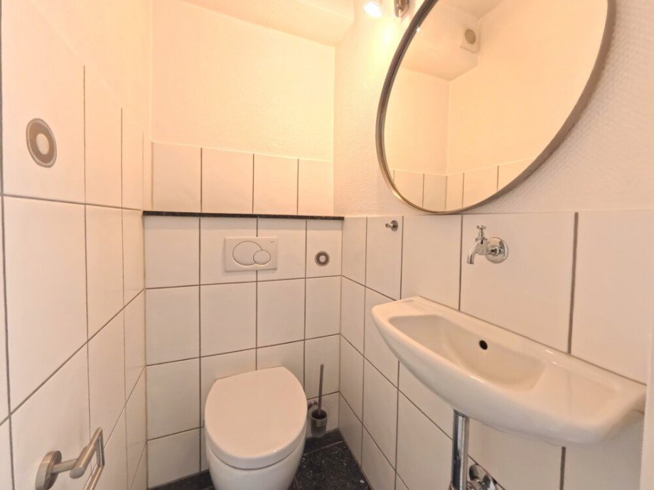 (7) In unmittelbarer N�he zum Eingang befindet sich ein praktisches G�ste-WC Zweifamilienhaus Bottrop / Bottrop-Vonderort