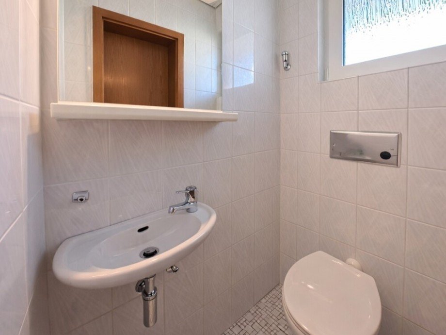 (5) Ein Einblick in das G�ste WC im Erdgeschoss Reihenmittelhaus Oberhausen / Tackenberg