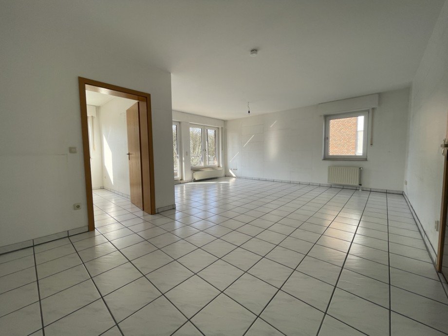 (11) �ber den Flur erreichen wir ebenfalls das Wohn- und Esszimmer Etagenwohnung Bottrop / Fuhlenbrock