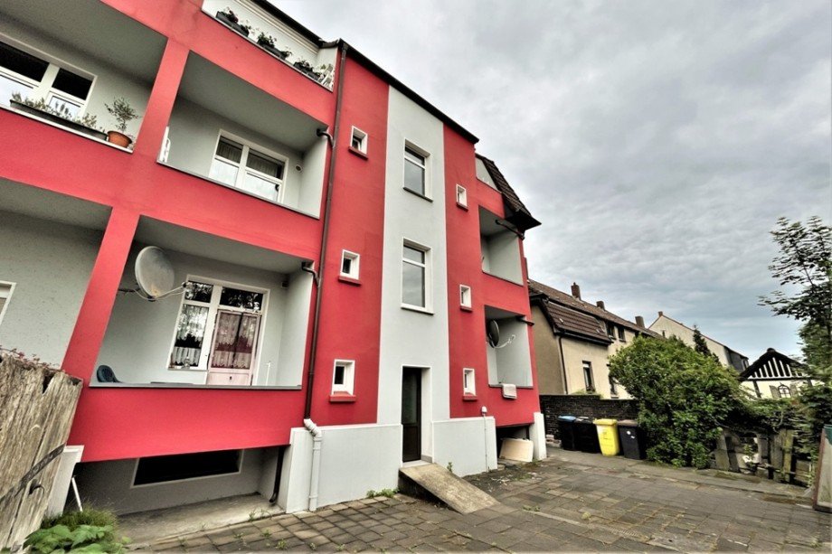 (3) Eine erste R�ckansicht der linken Geb�udeseite Mehrfamilienhaus Bottrop / Batenbrock