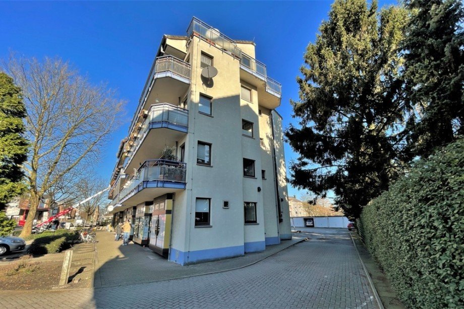 (3) Eine Seitenansicht der Immobilie mit Blick in Richtung der Hofzufahrt Etagenwohnung Oberhausen / Sterkrade