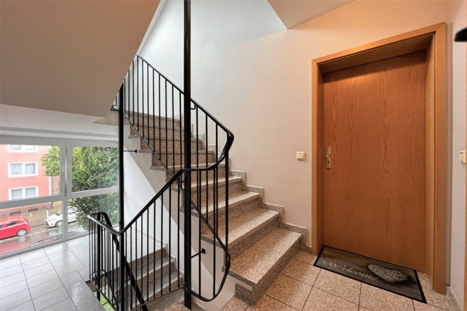 (3) Der weitere Verlauf des Hausflures im Obergeschoss Etagenwohnung Bottrop / Stadtmitte